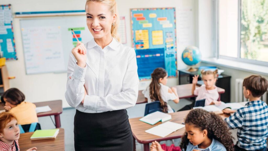 Nova proposta garante fim do Imposto de Renda para professores e profissionais da educação