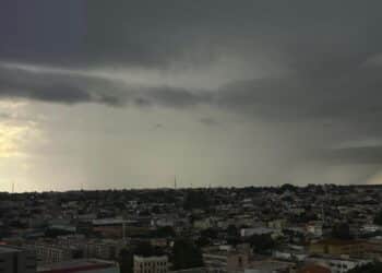 Previsão de ventos de 100 km/h e tempestades aciona alerta em várias regiões neste início de semana