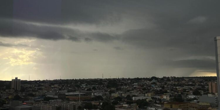Previsão de ventos de 100 km/h e tempestades aciona alerta em várias regiões neste início de semana