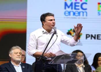 Deputado cobra ministro por questões do Enem envolvendo candomblé