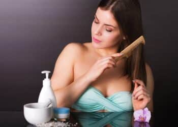 8 produtos baratinhos que reduzem o frizz e dão brilho aos cabelos brancos