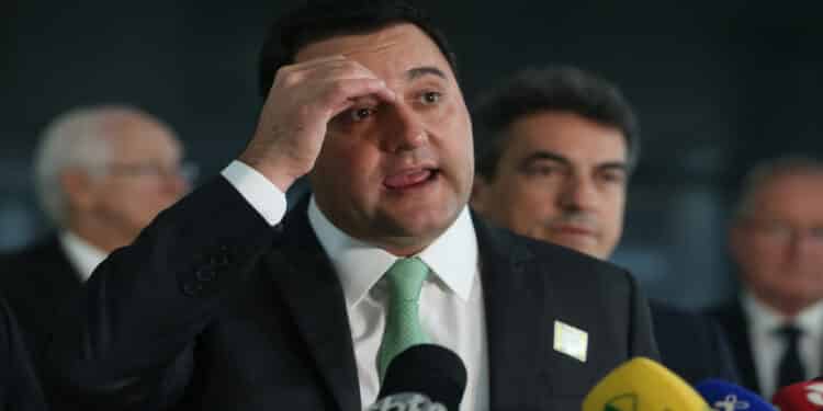 Ratinho Júnior decreta estado de calamidade pública em cidade atingida por tornado