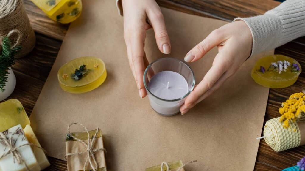 Aprenda a fazer velas de citronela com latas reaproveitadas e muita criatividade