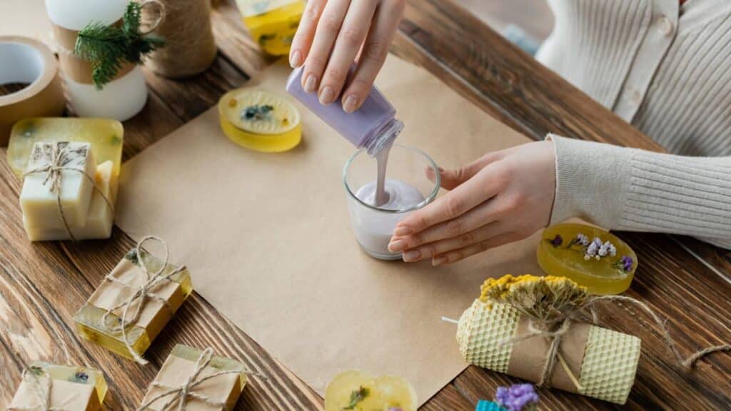 Aprenda a fazer velas de citronela com latas reaproveitadas e muita criatividade