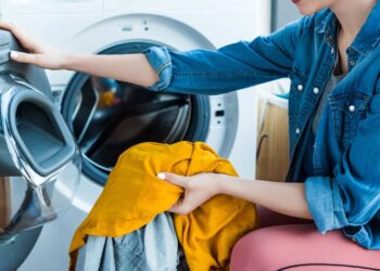 Sacola plástica no tambor reduz fiapos, eletricidade estática e melhora a lavagem?