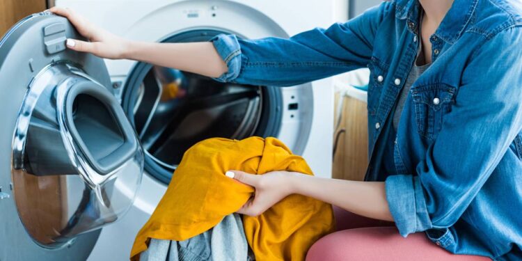 Sacola plástica no tambor reduz fiapos, eletricidade estática e melhora a lavagem?