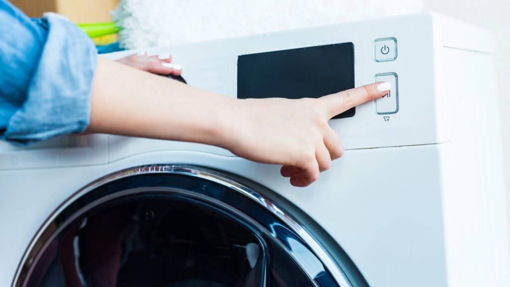 Sacola plástica no tambor reduz fiapos, eletricidade estática e melhora a lavagem?