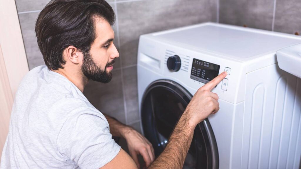 A mistura que todo mundo usa na máquina de lavar não funciona e ainda pode dar prejuízo