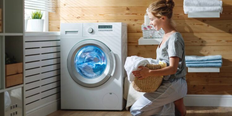 A mistura que todo mundo usa na máquina de lavar não funciona e ainda pode dar prejuízo