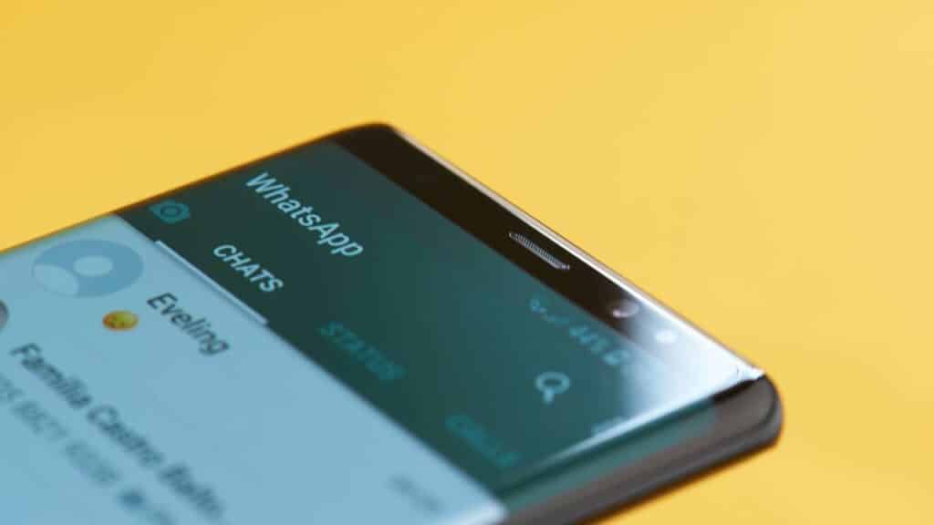 Está com as mãos ocupadas? Aprenda a enviar mensagens no WhatsApp só com a voz