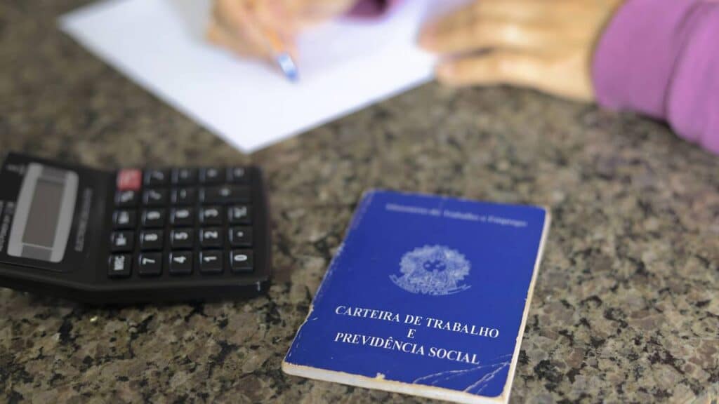 Salário sobe para R$ 1.789,04 após reajuste e é motivo de comemoração entre trabalhadores