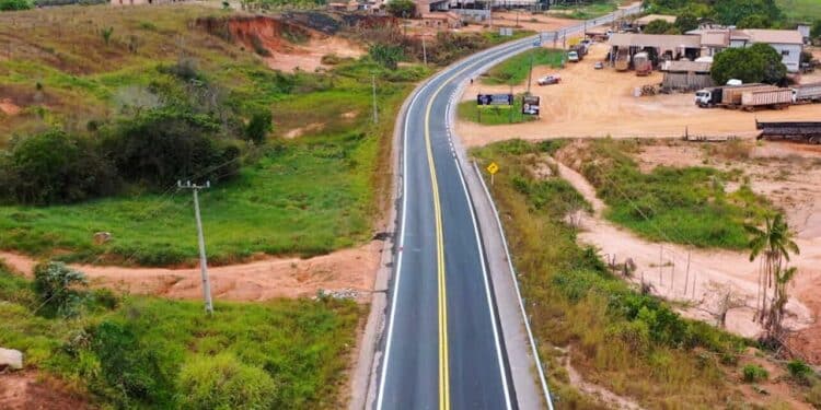 A impressionante rodovia que corta a Amazônia tem mais de 4 mil quilômetros, nunca foi concluída e ainda desafia o Brasil