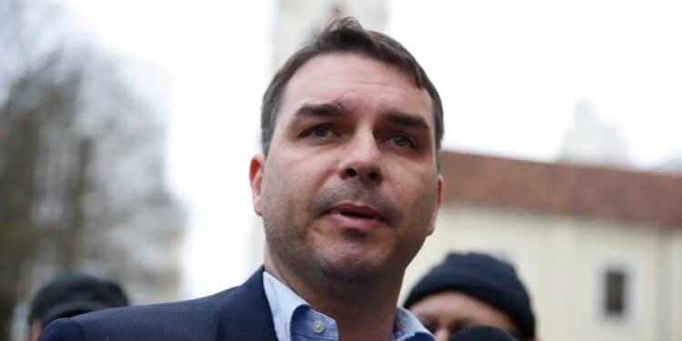 Flávio alerta para risco grave à saúde de Bolsonaro e reforça pedido urgente de cirurgia