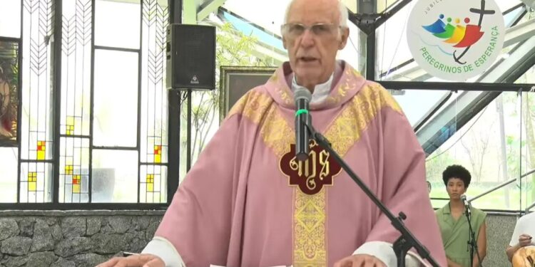 Padre Júlio Lancellotti tem transmissões de missas proibidas pela Arquidiocese de SP