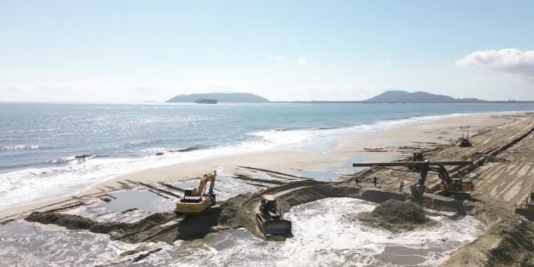 Maior obra de alargamento de praia do Brasil ultrapassa 50% com investimento de R$ 333 milhões em SC