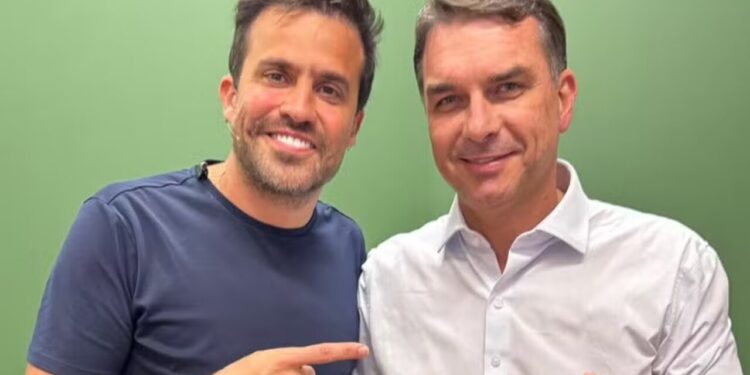 Pablo Marçal declara apoio a Flávio e afirma: "Bolsonaro que a gente sempre sonhou"