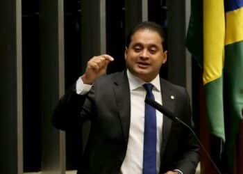 Senador Weverton Rocha entra na mira da PF em investigação sobre fraudes no INSS
