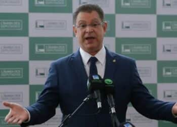 Sóstenes Cavalcante se pronuncia e explica de onde veio o valor de R$ 430 mil encontrado em hotel