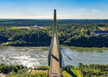 Nova ponte de R$ 1,9 bilhão entre Brasil e Paraguai é inaugurada após passar 3 anos "parada" e promete turbinar a economia entre os países