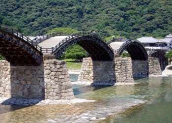 Ponte histórica de madeira com quase 200 metros impressiona por atravessar rio sem usar aço nem concreto