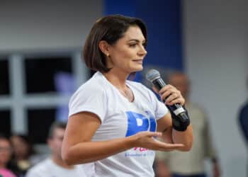 O livro levado por Michelle durante visita a Bolsonaro