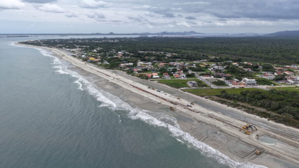 Maior obra de alargamento de praia do Brasil avança com investimento de R$ 333 milhões e já amplia 5 km com 58% de conclusão