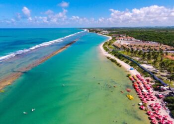 Esta praia do Nordeste tem a maior piscina natural da América Latina e vira atração entre turistas