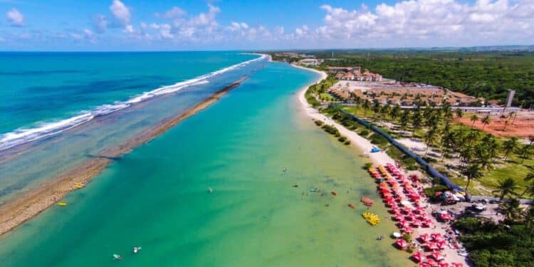 Esta praia do Nordeste tem a maior piscina natural da América Latina e vira atração entre turistas