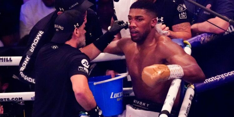 Famoso boxeador Anthony Joshua se envolve em grave acidente de carro com vítimas fatais