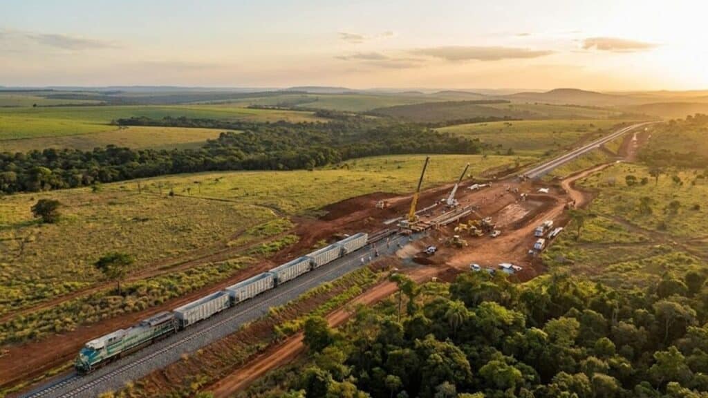 Maior ferrovia em construção no Brasil avança 1 km por dia com investimento de R$ 5 bilhões e atinge cerca de 73% de execução física