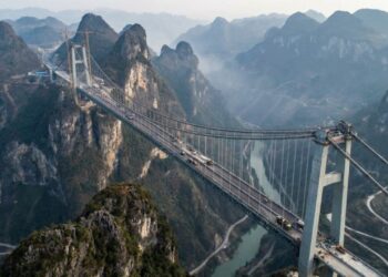 País corta montanha ao meio para construir ponte que reduz viagem de duas horas para apenas dois minutos e aumenta o turismo da região