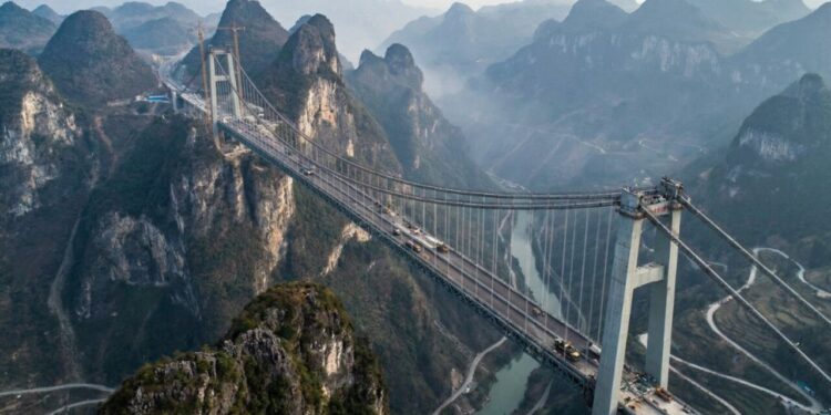 País corta montanha ao meio para construir ponte que reduz viagem de duas horas para apenas dois minutos e aumenta o turismo da região