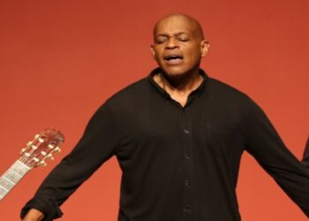 Famoso músico morre esfaqueado e investigação mira o próprio filho como suspeito do crime