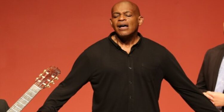 Famoso músico morre esfaqueado e investigação mira o próprio filho como suspeito do crime