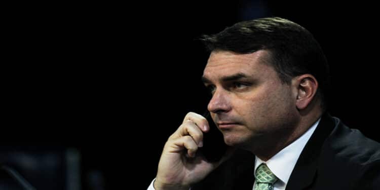 O recado 'urgente' dado por Flávio Bolsonaro ao mercado