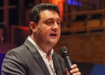 Ratinho Jr. busca ampliar força política para 2026 e cita Flávio Bolsonaro