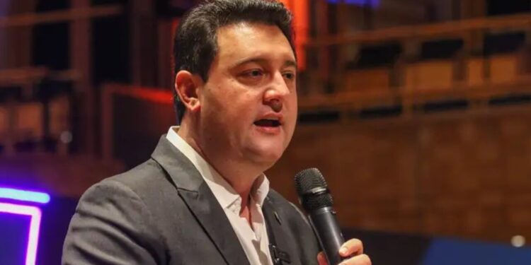 Ratinho Jr. busca ampliar força política para 2026 e cita Flávio Bolsonaro