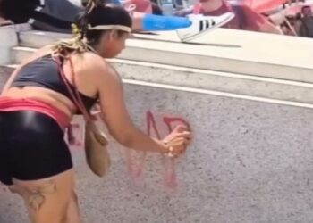 Ato da esquerda em BH tem vandalismo e estátua pichada por manifestante