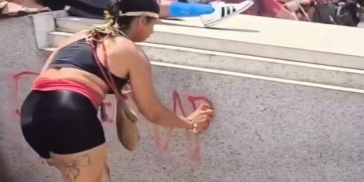 Ato da esquerda em BH tem vandalismo e estátua pichada por manifestante