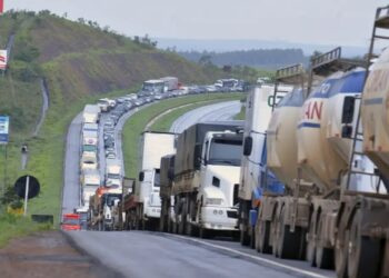 Greve dos caminhoneiros é confirmada e paralisação ganha força em todo o país