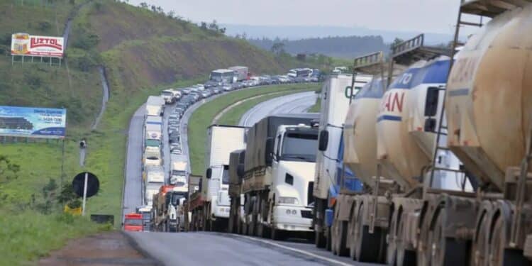 Greve dos caminhoneiros é confirmada e paralisação ganha força em todo o país