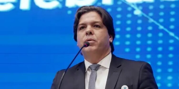 Ministro de Lula afirma que regulamentar redes é "prioridade" e governo avança na criação do texto