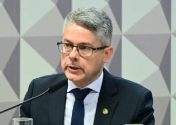 Senador quer CPI e mira contrato do Master com esposa de Alexandre de Moraes