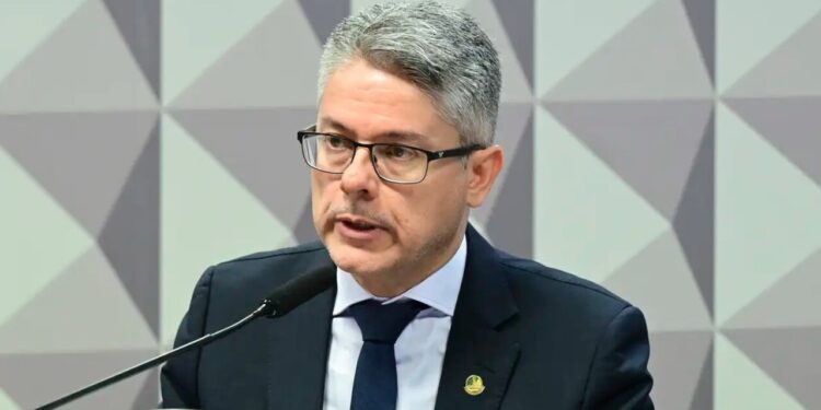 Senador quer CPI e mira contrato do Master com esposa de Alexandre de Moraes