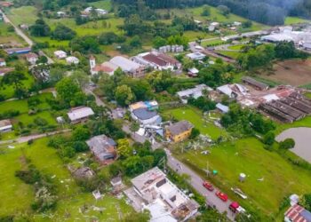 Tornado com ventos de 100 km/h causa destruição e devasta cidade do RS
