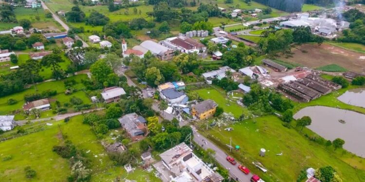Tornado com ventos de 100 km/h causa destruição e devasta cidade do RS