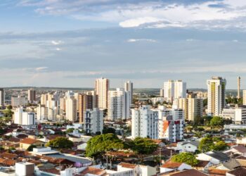 Bauru-SP inspira com parques exuberantes e história ferroviária, motivando passeios culturais que celebram a vitalidade do interior paulista acolhedor. // Créditos: depositphotos.com / julioricco