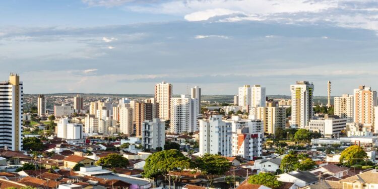 Bauru-SP inspira com parques exuberantes e história ferroviária, motivando passeios culturais que celebram a vitalidade do interior paulista acolhedor. // Créditos: depositphotos.com / julioricco