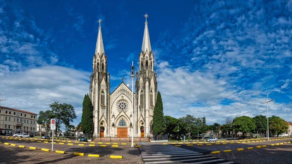 A "Cidade dos Bons Ares" impressiona que busca qualidade de vida desenvolvida em meio a natureza perto de São Paulo