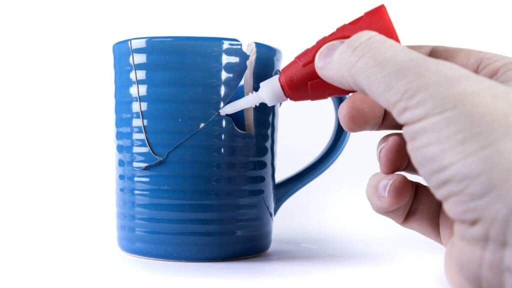 Aprenda a restaurar caneca de cerâmica com trinca usando um truque simples e duradouro